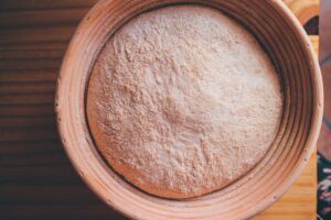 Pate a pizza au poolish : la technique des boulangers pour une mie aeree